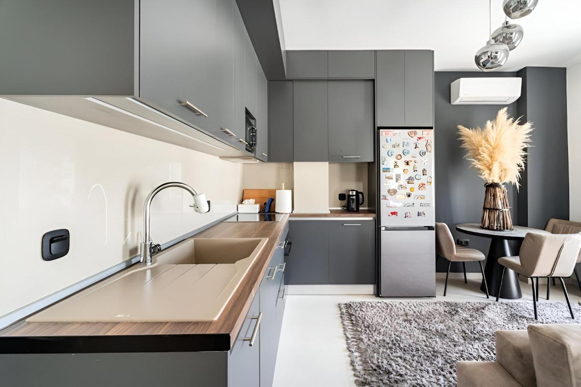 Elegant, Modern & Spacious Apartment In Thessaloniki With Balcony Exterior photo